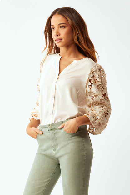 FANNING EMBROIDERED SLEEVE TOP