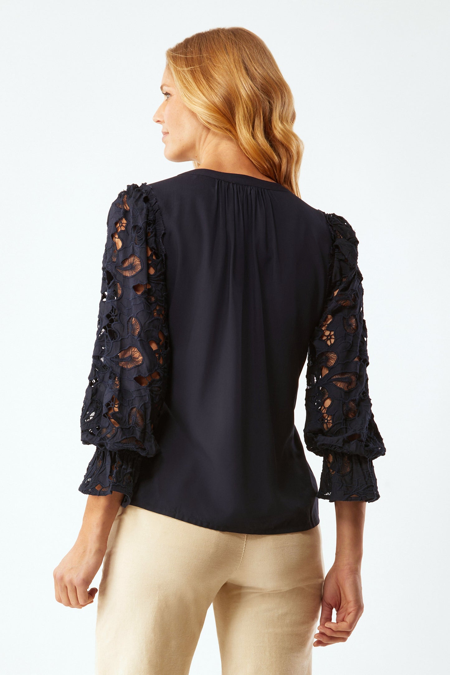 FANNING EMBROIDERED SLEEVE TOP