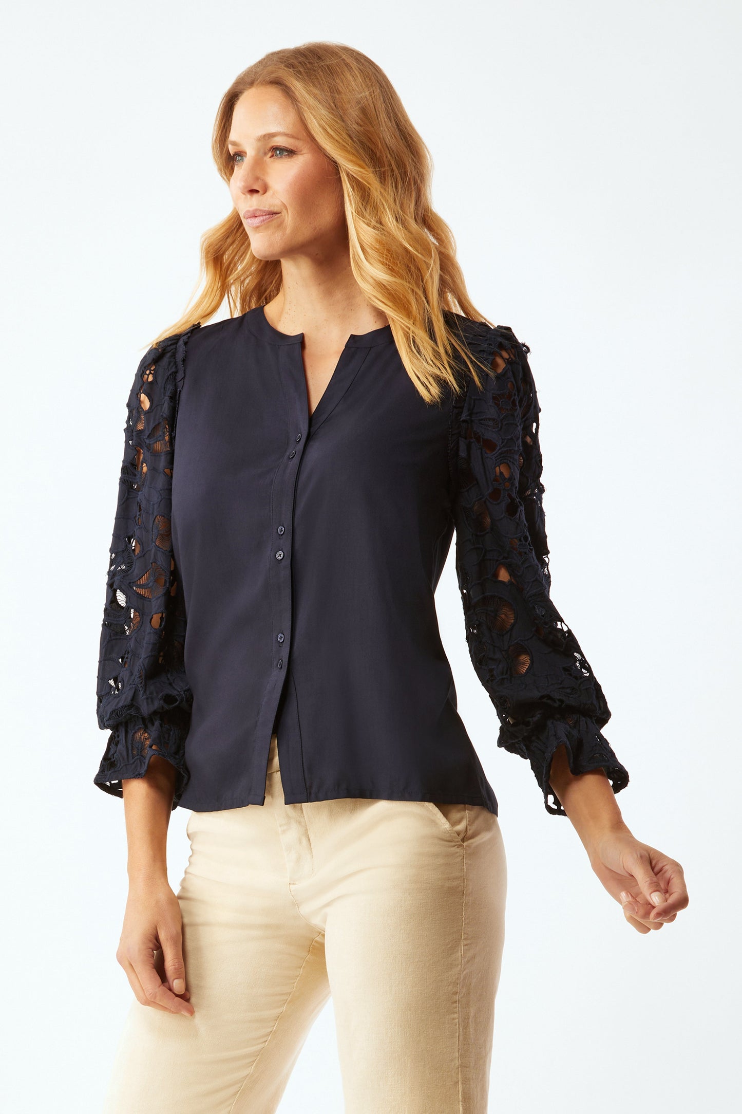 FANNING EMBROIDERED SLEEVE TOP