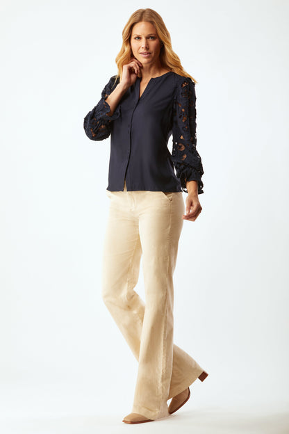 FANNING EMBROIDERED SLEEVE TOP